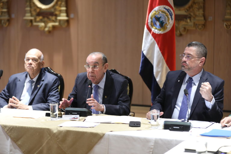 Ejecutivo denuncia a Huawei, Chaves propone debate a Arias y Aguirre