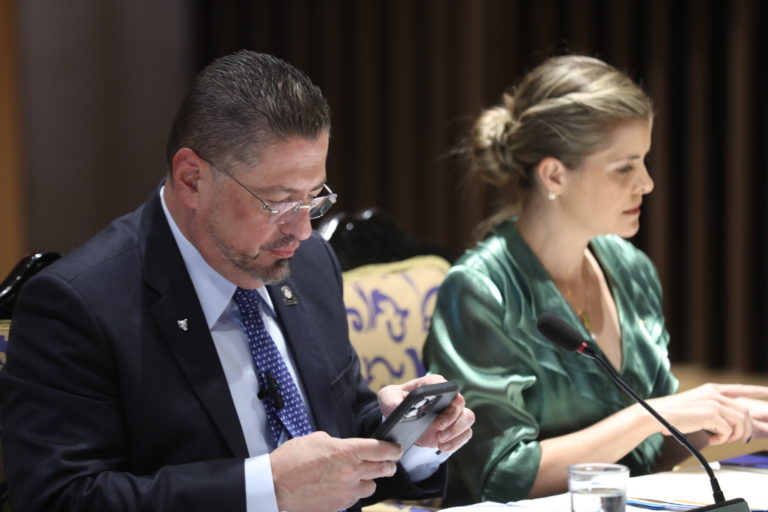 Gobierno califica de "error" convocatoria del presidente a comisión sobre la CCSS; Chaves dice que se va a "divertir"