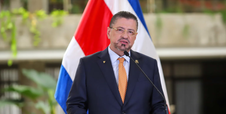 Chaves se sacude de algunas y se enreda con otras