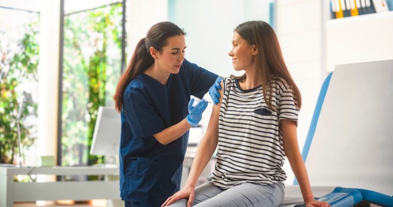 Microbiólogos instan a vacunarse contra la influenza ante el aumento de virus respiratorios durante la época lluviosa