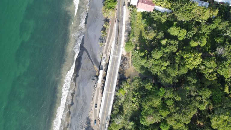 Puente de acceso a Puerto Viejo de Talamanca quedó en servicio