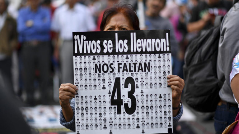 Exfuncionario revela que versión oficial sobre caso Ayotzinapa fue creada bajo órdenes del gobierno de Peña Nieto