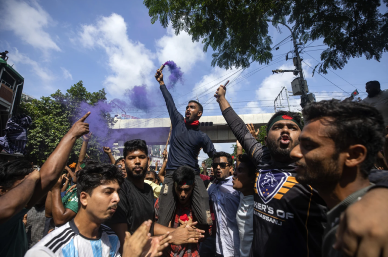 La primera ministra de Bangladesh renuncia y abandona el país ante las fuertes protestas