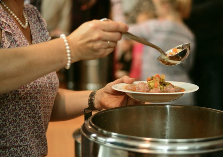 Ministerio de Salud cambia de criterio: establecimientos de comidas grandes no requieren regente en tecnología de alimentos