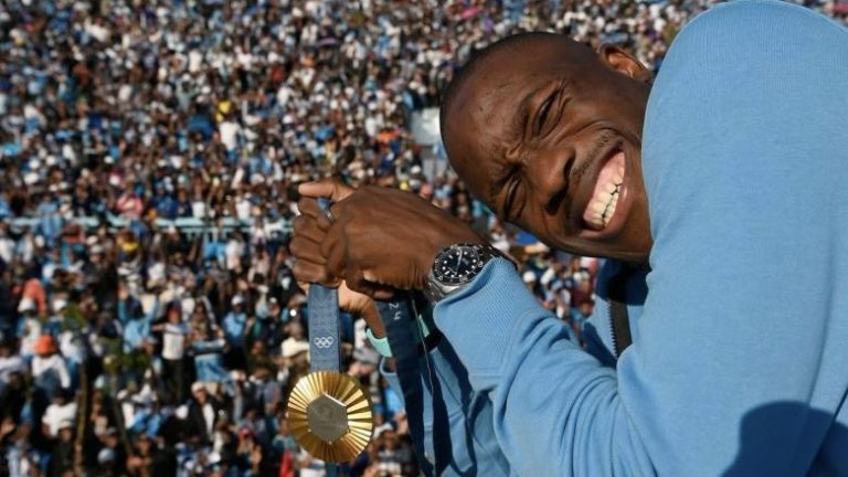 El país africano de Botswana recibe como un héroe a su primer campeón olímpico Letsile Tebogo
