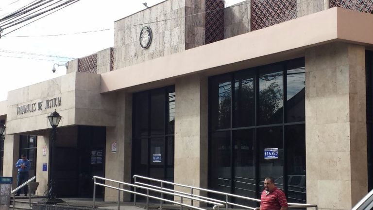 Médico es sentenciado a 35 años de cárcel por femicidio de María Tacsan