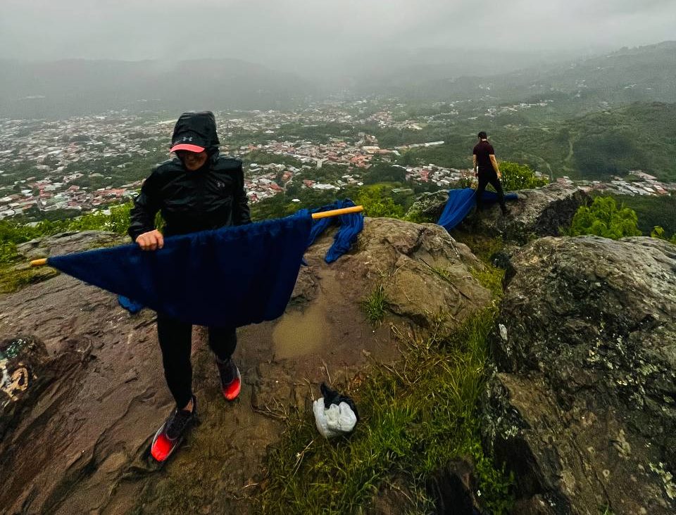 Imagen principal del artículo: La bandera de Costa Rica ondeará sobre la histórica Piedra de Aserrí para fechas patrias