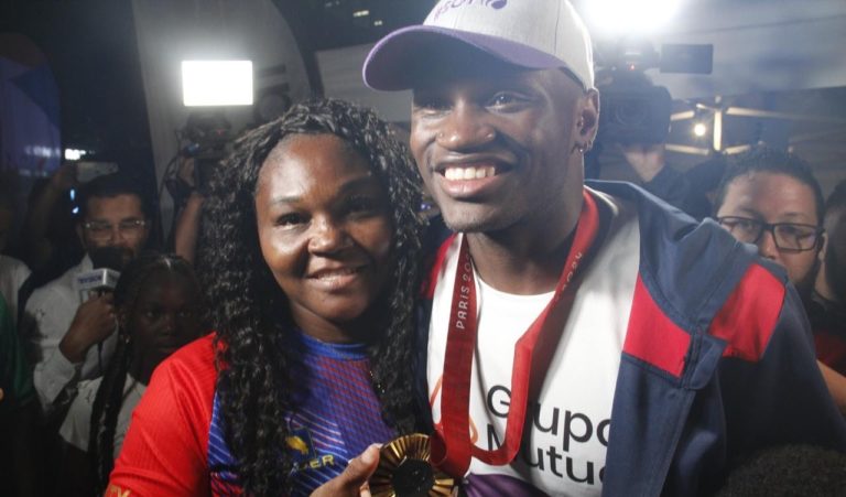 Costa Rica recibe como un héroe al campeón paralímpico Sherman Güity: "Esta medalla es para ustedes"