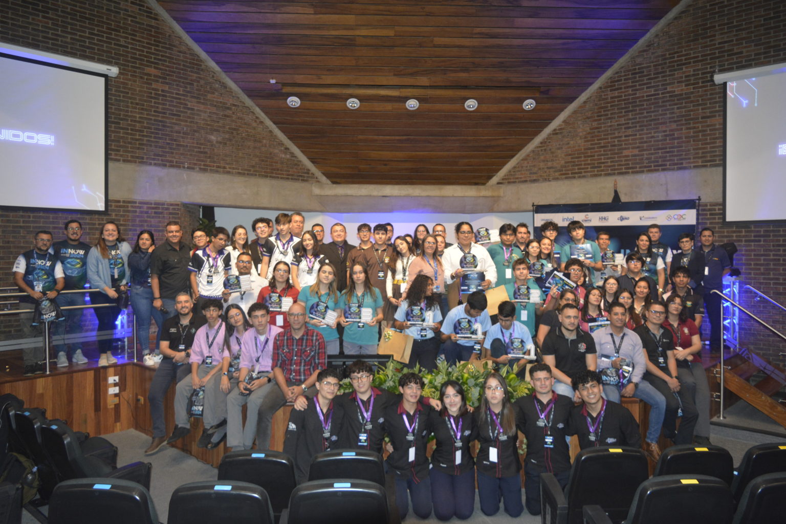 Imagen principal del artículo: Estudiantes de colegios técnico-profesionales y científicos participaron en competencia sobre innovación y habilidades tecnológicas