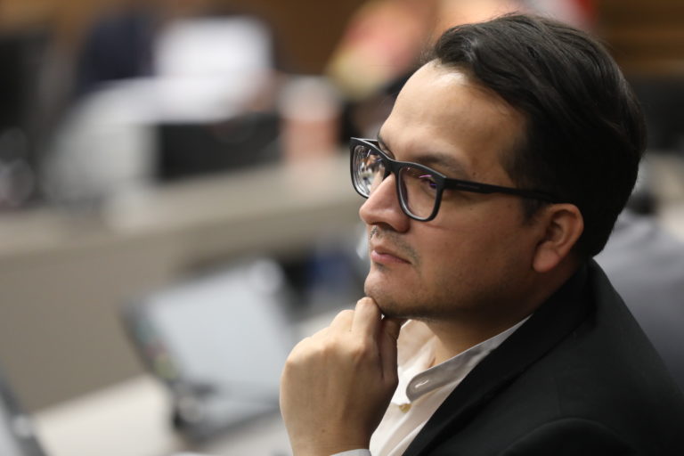 Jefe del FA anuncia proyecto para derogar la Ley Antihuelgas del gobierno de Carlos Alvarado