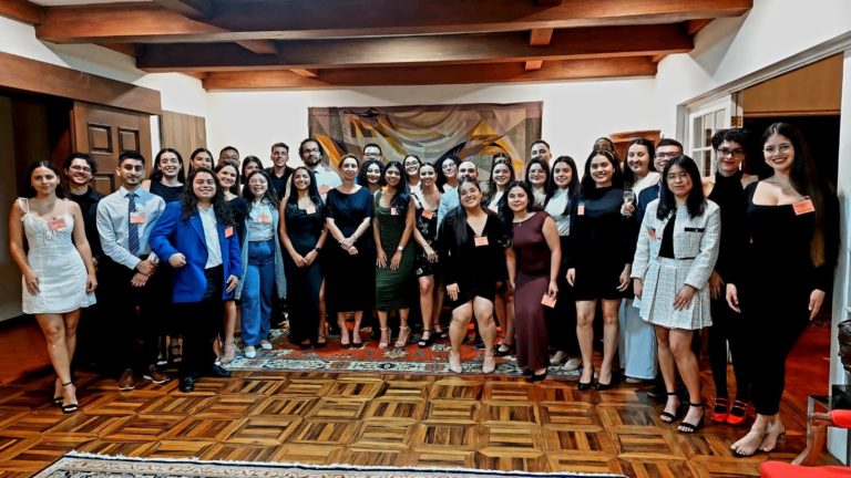 Embajada de Francia abre convocatoria para que costarricenses trabajen como asistentes de idioma en escuelas francesas