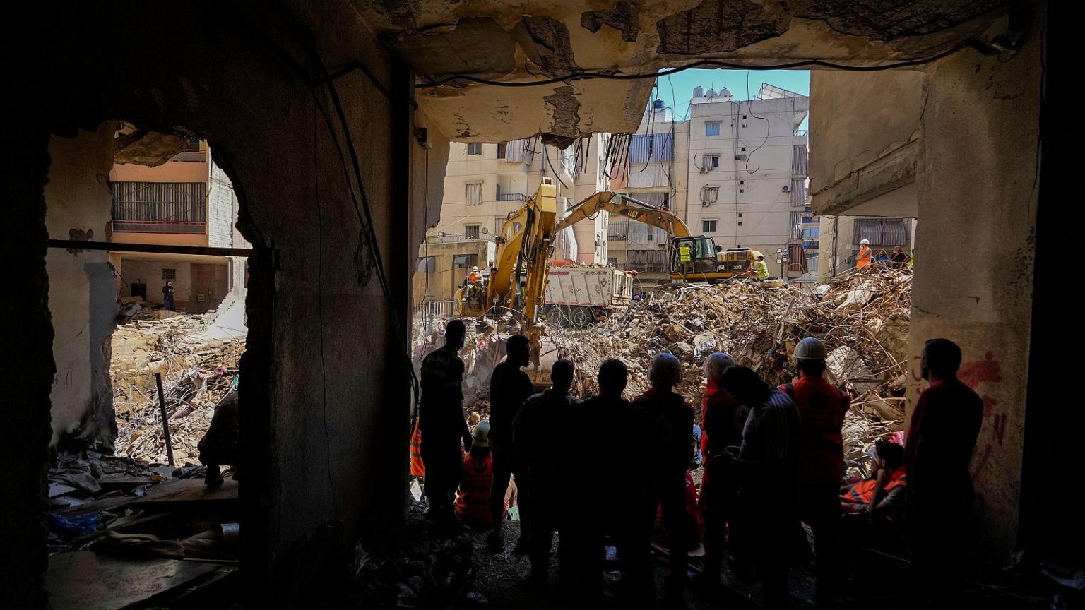 Imagen principal del artículo: Bombardeos israelíes dejan más de 490 muertos en Líbano, incluyendo mujeres y niños