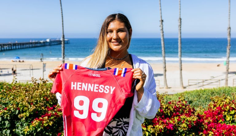 Surfista tica Brisa Hennessy consigue el mejor resultado de su carrera en el Tour Mundial: ¡Se ubicó en el puesto #4 del mundo!