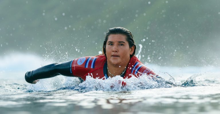 Surfista tica Brisa Hennessy llega a California con la consigna de quedar campeona mundial 2024