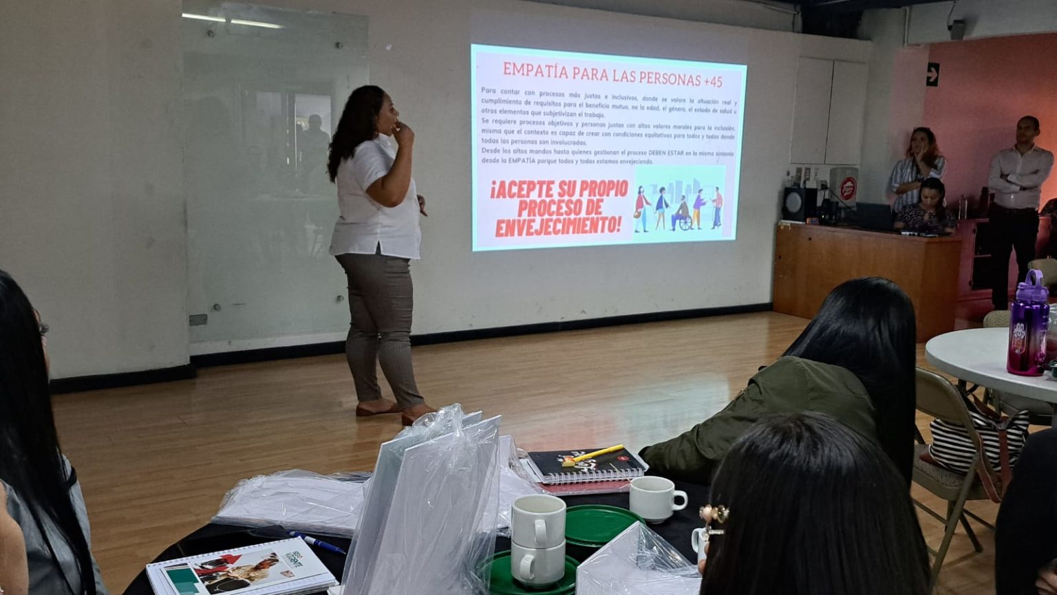 Imagen principal del artículo: Servicio gratuito de AGECO conecta a personas mayores de 45 años con oportunidades laborales