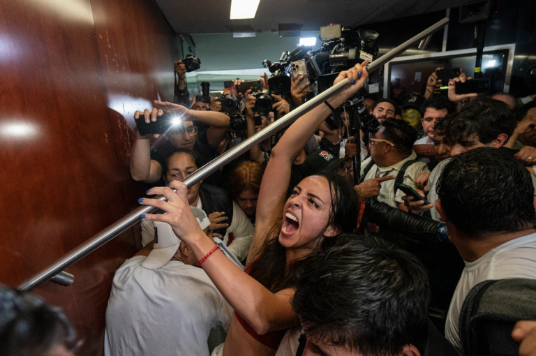 Manifestantes irrumpen en Senado de México durante debate sobre controversial reforma judicial