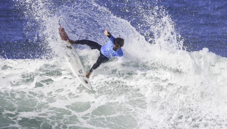 Surfista tico Cali Muñoz elimina al campeón olímpico de París 2024 en torneo portugués