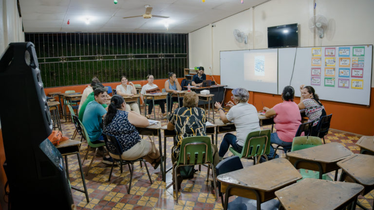 Emprendedores de Cooproturs aprenden inglés con el TEC para recibir a turistas extranjeros