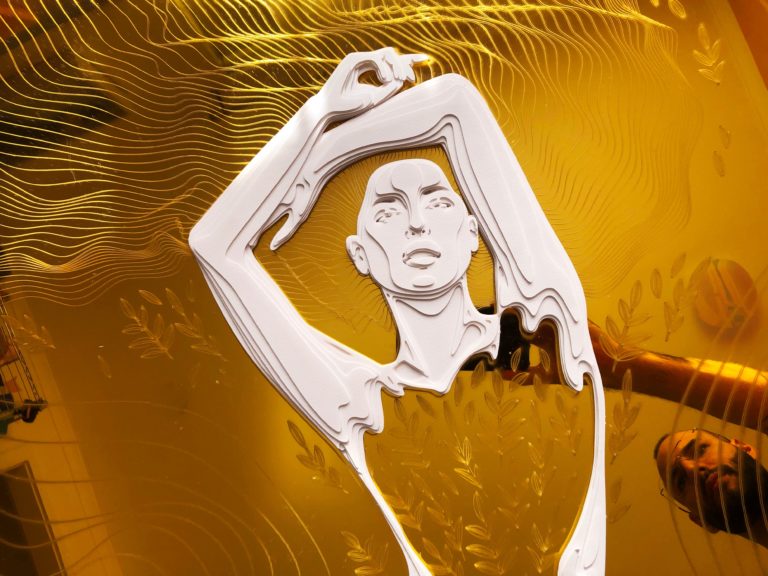 Artista Ale Rambar celebra 10 años de carrera artística con la exposición "DÉCADA: 10 años de creación"
