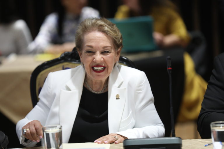 Gloria Navas: "Hay más gente pidiendo la renuncia de Guimarães, que la que llegó a esa protesta"