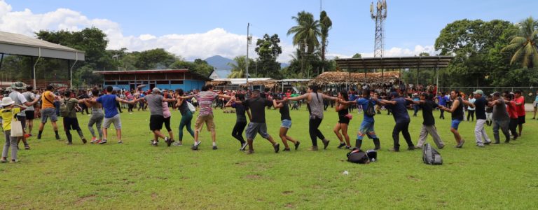 Pueblos Bribri y Cabécar celebran su cultura con la ancestral "Jala de Piedra"
