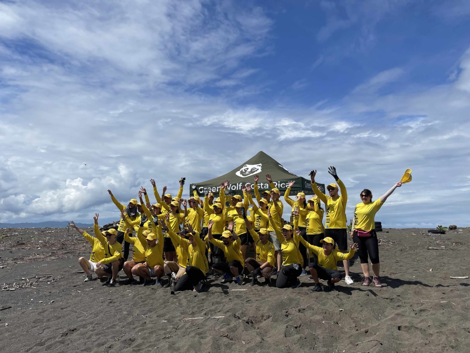 Imagen principal del artículo: Voluntarios recolectan 440 kilos de residuos y siembran 100 árboles en playa Guacalillo en el Día Mundial de las Playas