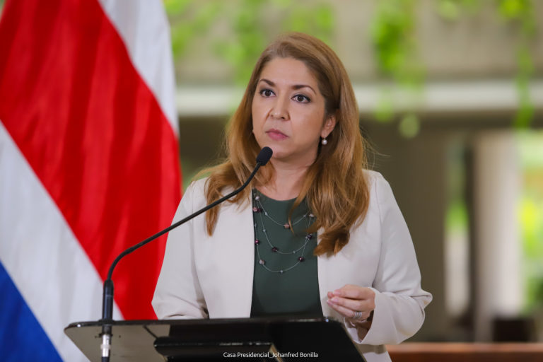 Ministra de Salud señala al Colegio de Médicos y a la Caja ante faltante de especialistas para fin de año