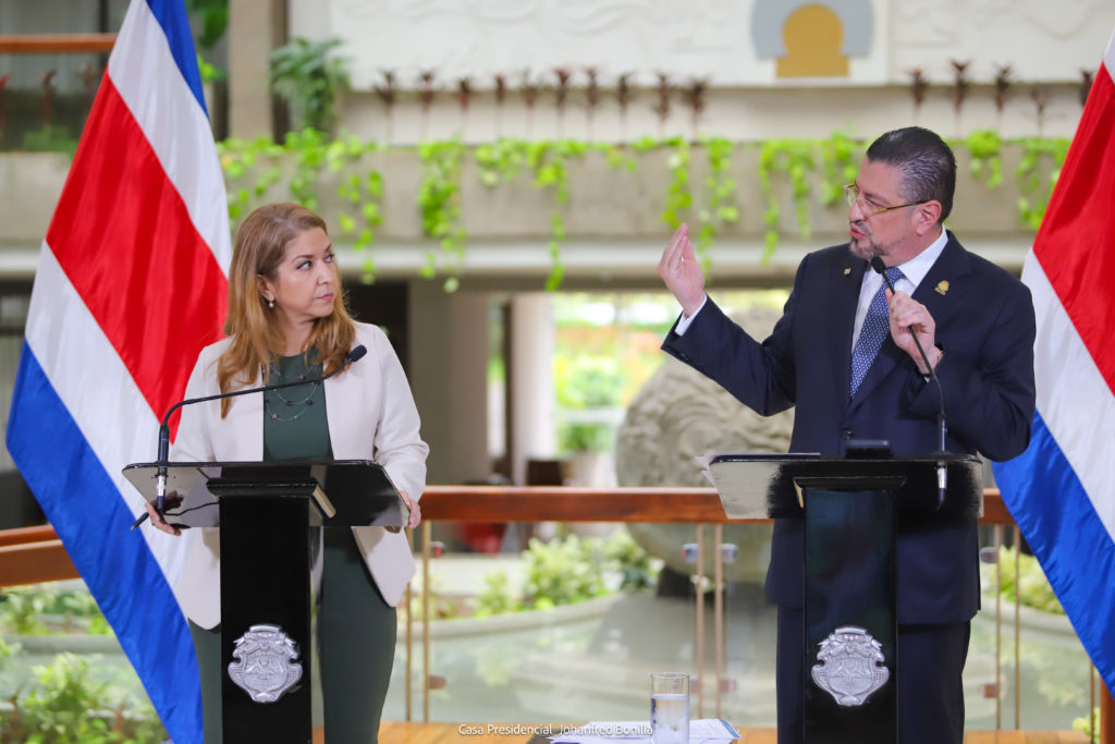 En ausencia de Mary Munive, Chaves deroga norma técnica de aborto terapéutico firmada en gobierno de Alvarado