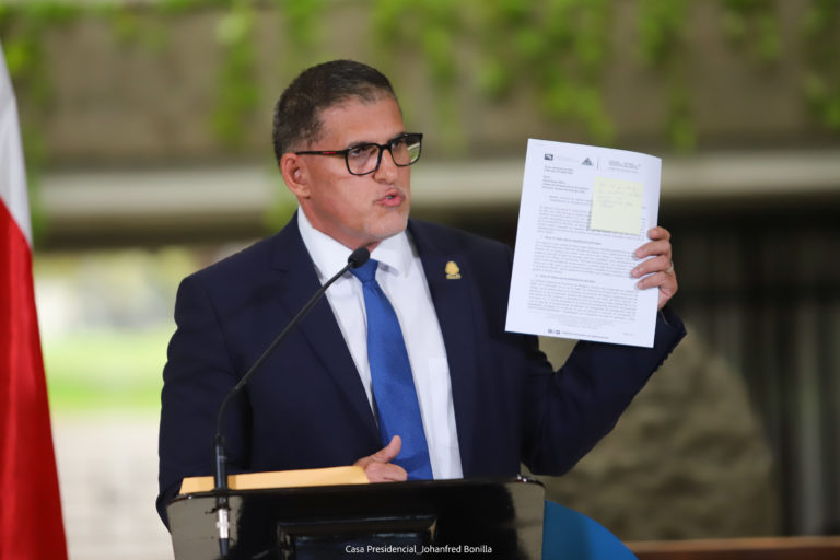 Arrestados exministro Mauricio Batalla y presidente de la CNE, Alejandro Picado por irregularidades en reparación del aeropuerto de Guanacaste