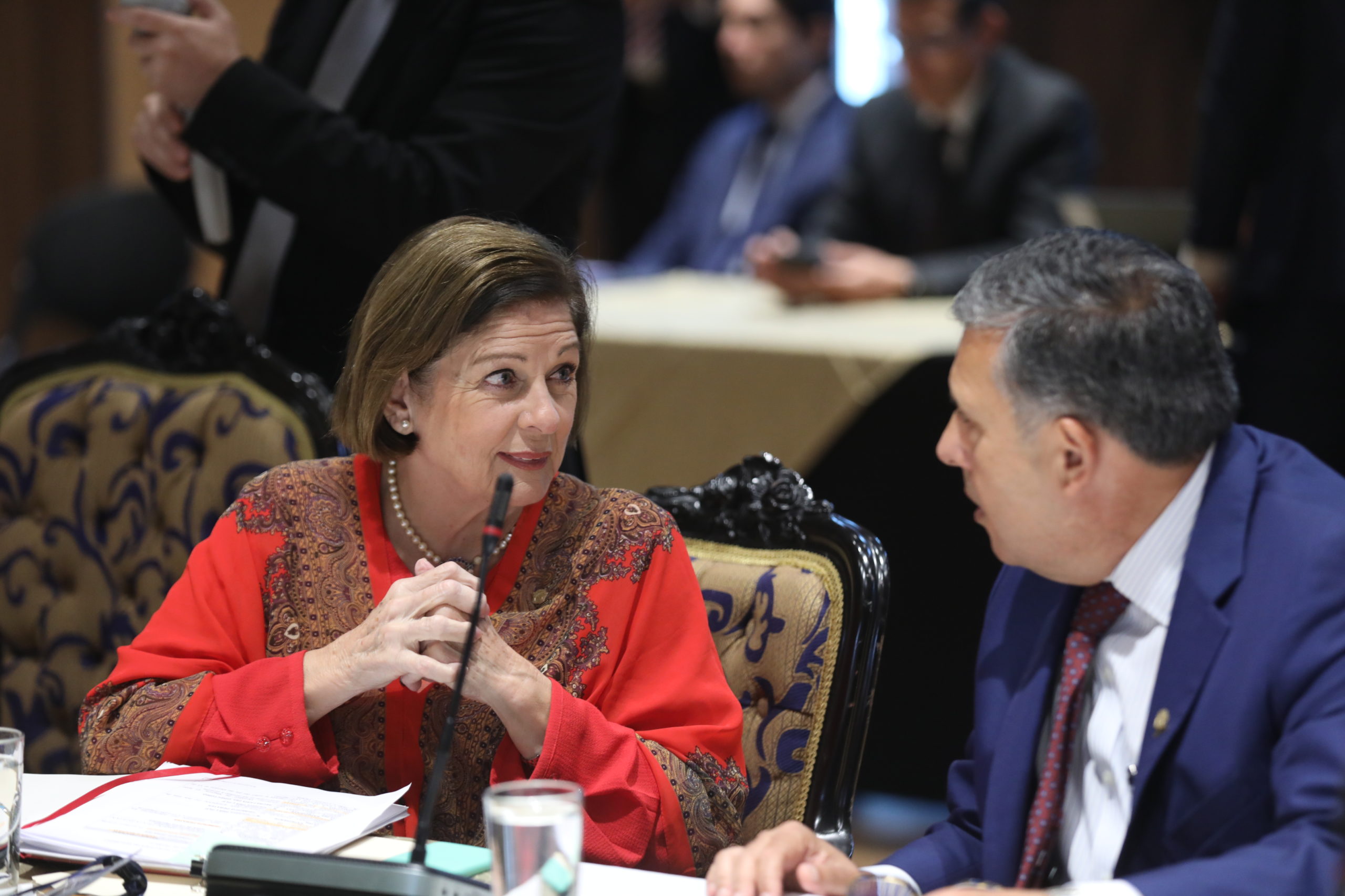 Imagen principal del artículo: De dos baquianos, una turrialbeña y dos diputadas