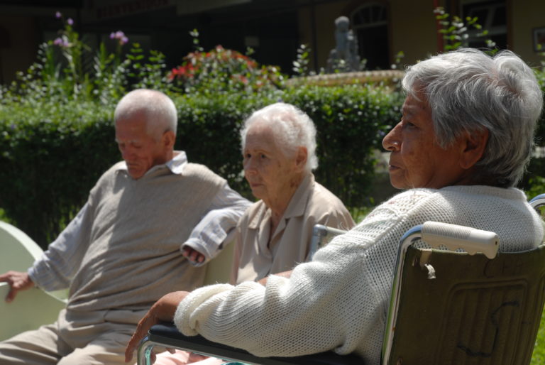 Informe de la UCR señala que más de 215.000 personas adultas mayores viven en el país sin ningún tipo de pensión