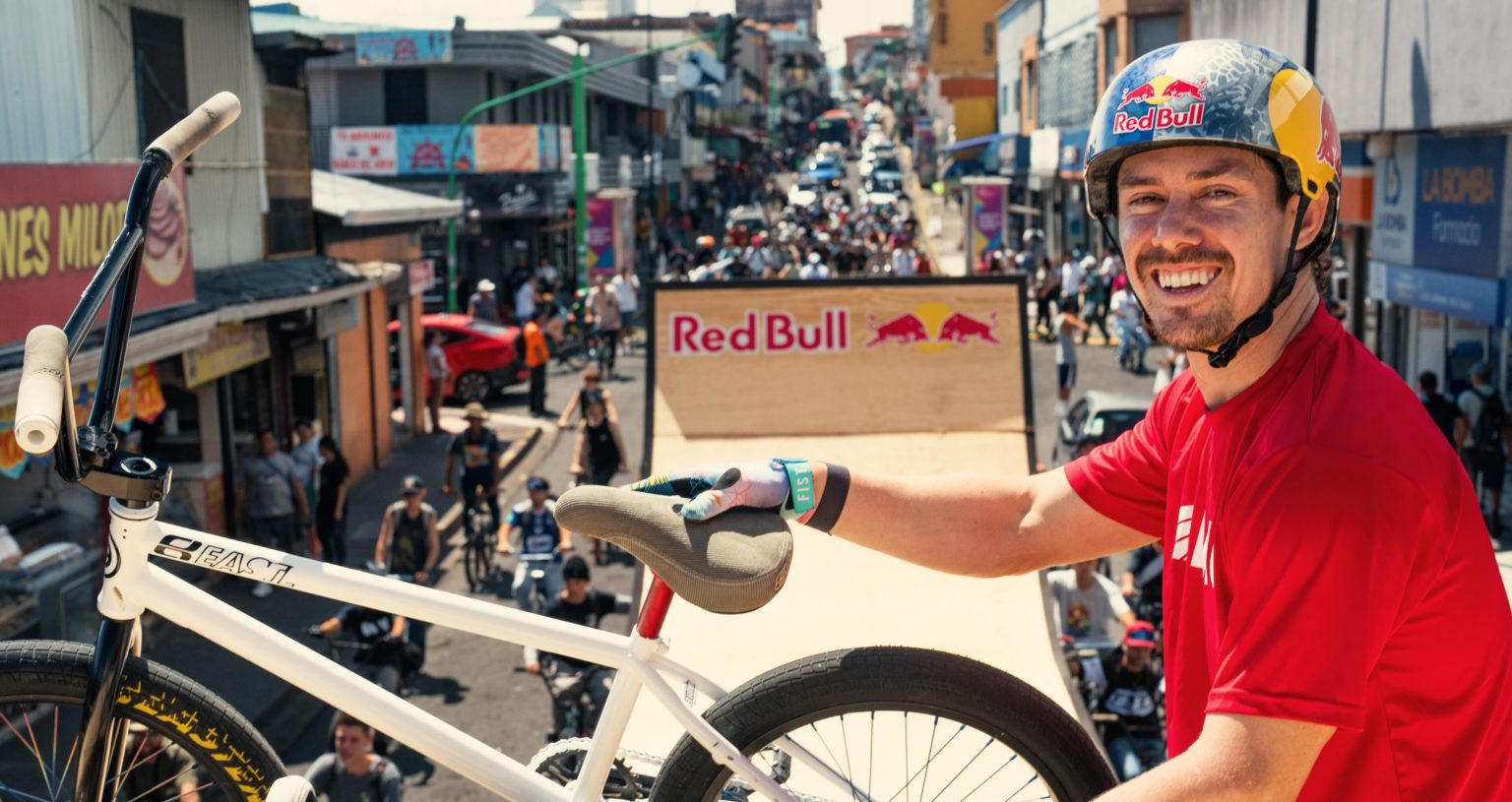 Imagen principal del artículo: Rider costarricense Kenneth Tencio realiza un truco que era inédito a nivel mundial