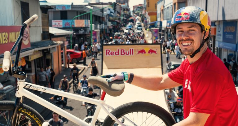Rider costarricense Kenneth Tencio realiza un truco que era inédito a nivel mundial