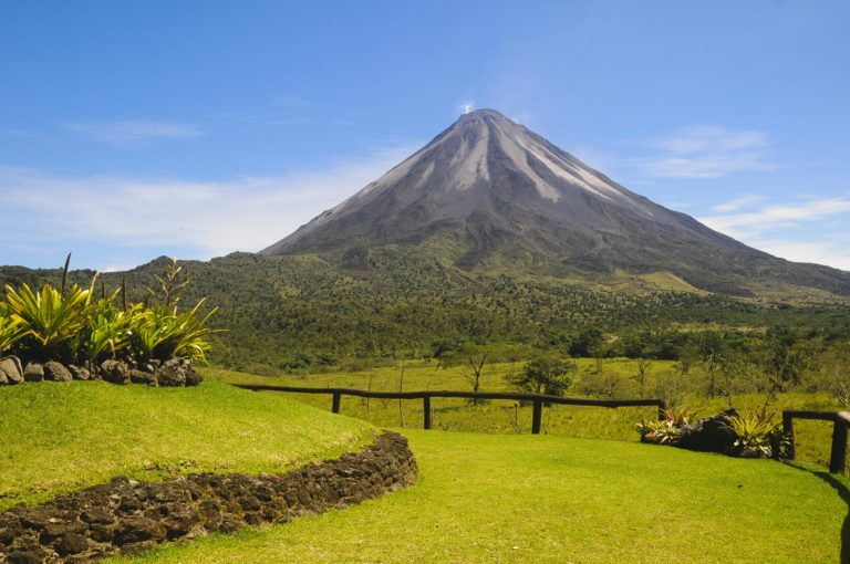 Rescatan a turista estadounidense que se extravió tras ingresar ilegalmente al volcán Arenal