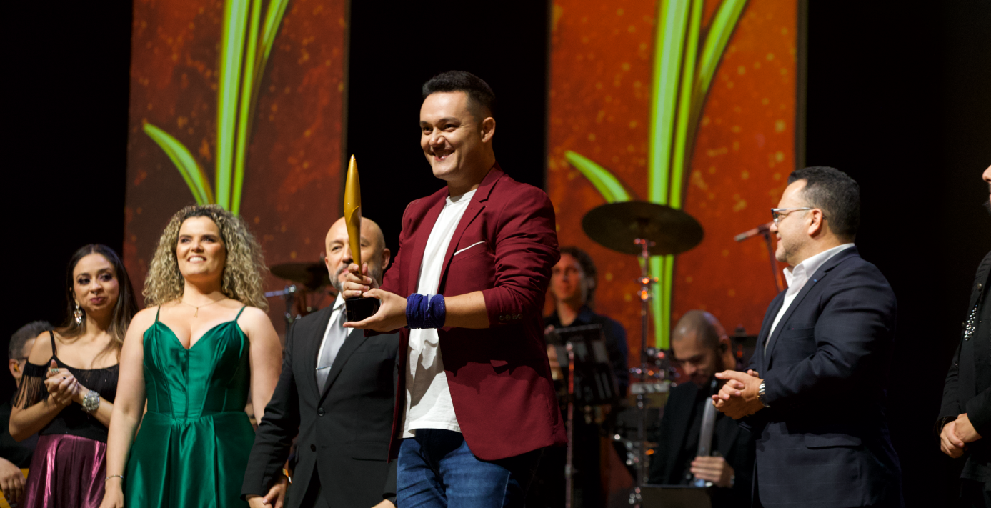 Imagen principal del artículo: Armando Román estrena video de sencillo con el que ganó Festival Nacional de la Canción