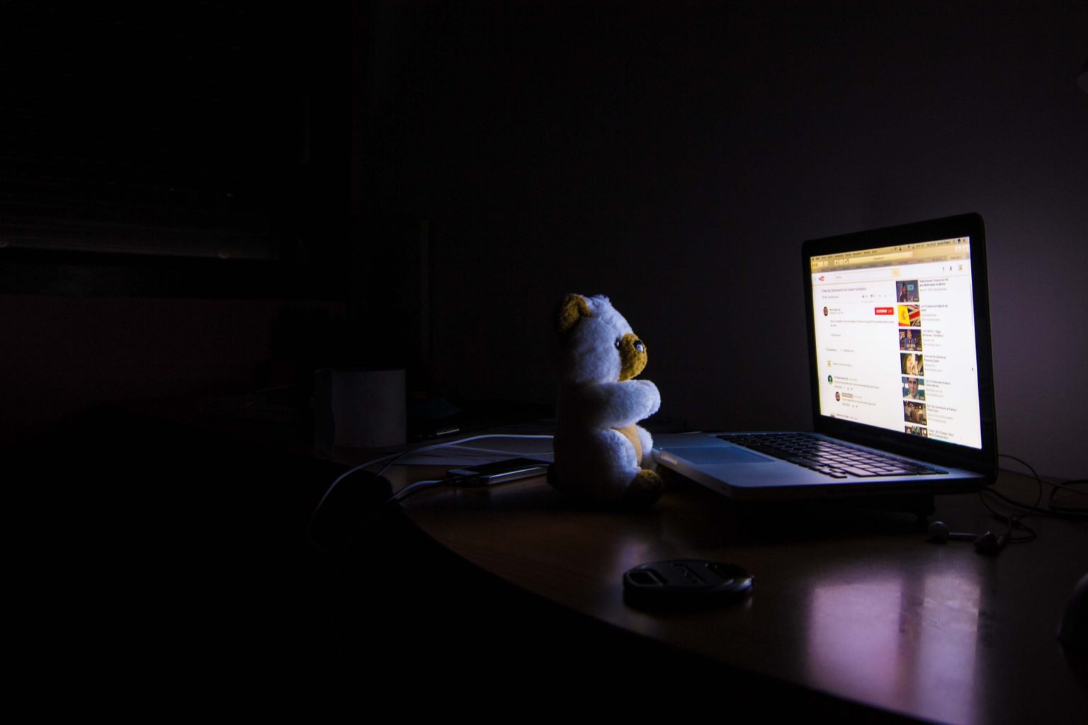 Imagen principal del artículo: ¿Cómo garantizar una navegación digital más segura para niños y adolescentes?+