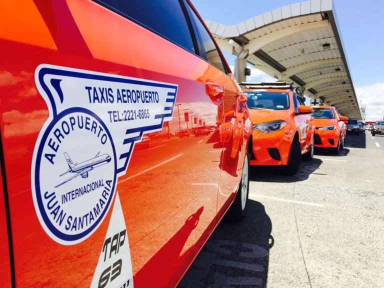 Aresep aprobó rebajas en tarifas de taxis del aeropuerto