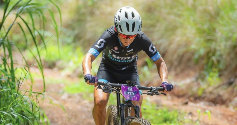 Ciclista de montaña tica Adriana Rojas sigue triunfando a sus 39 años: ¡Se proclamó bicampeona del Volcano 100!