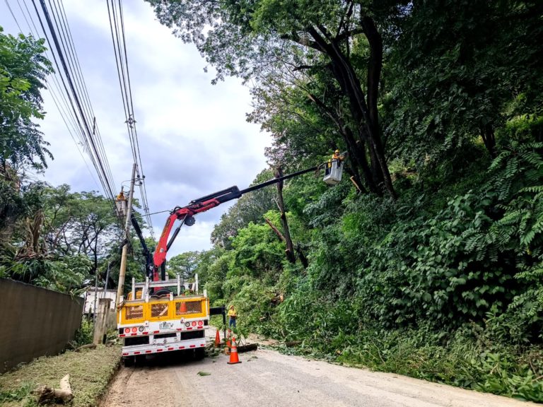 ICE refuerza servicio eléctrico en Santa Teresa y Manzanillo ante temporada alta turística
