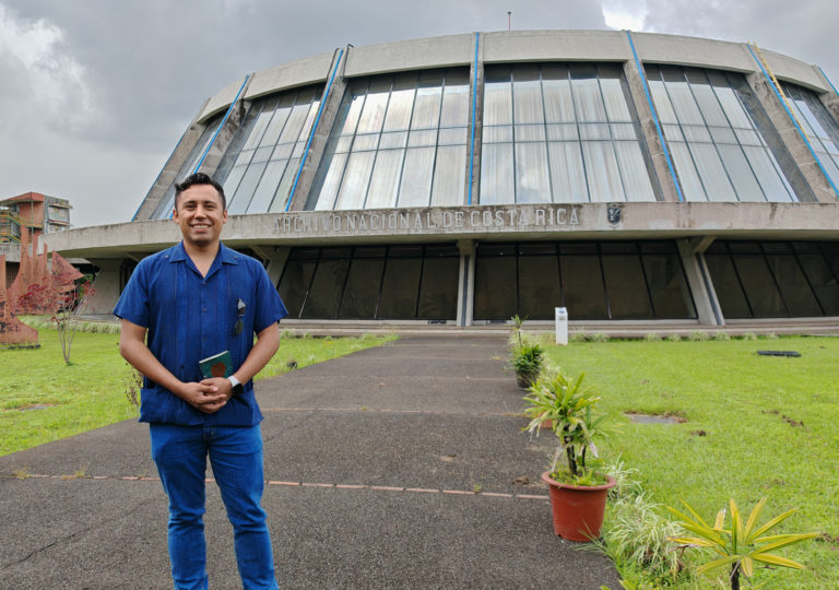 Archivo Nacional comparte con experto mexicano en restauración y conservación