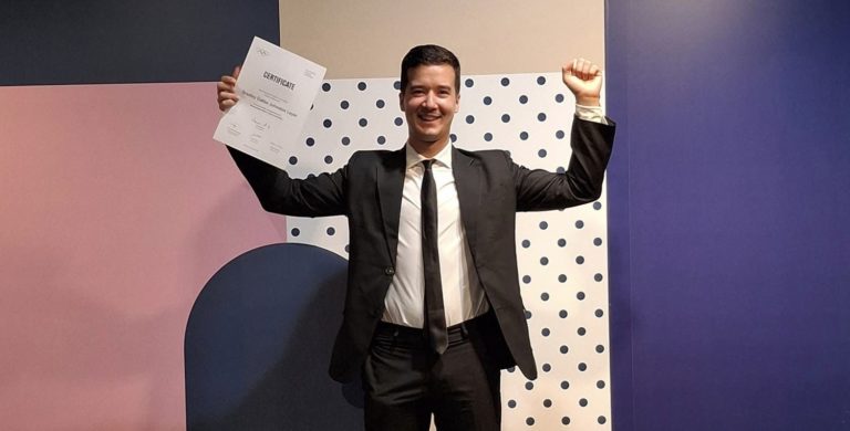 Esgrimista tico Bradley Johnston recibe título del Comité Olímpico Internacional en Suiza