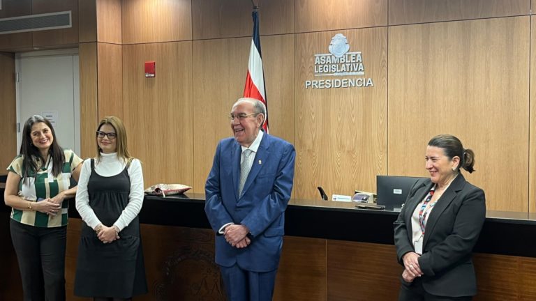 Rodrigo Arias vuelve al plenario tras casi dos meses incapacitado