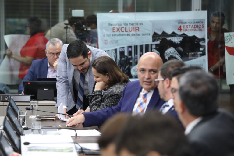Comisión de Hacendarios aprueba aumento del 2% al FEES 2025