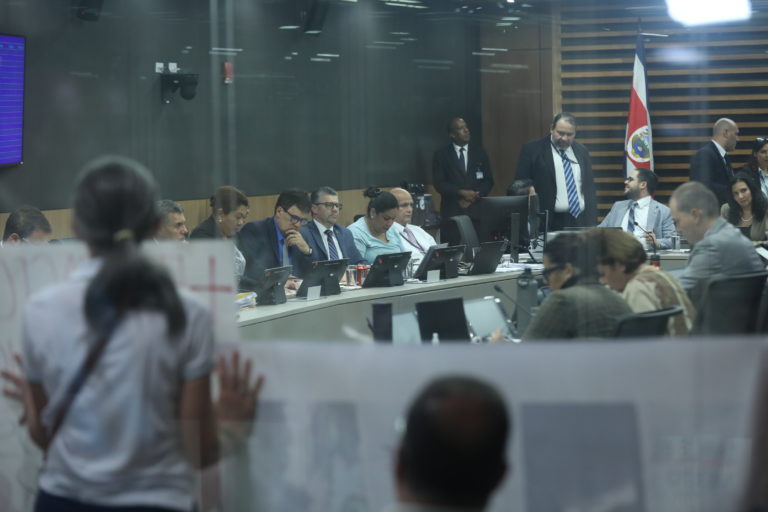 Presupuesto 2025 termina trámite de comisión con aumento del 2% al FEES