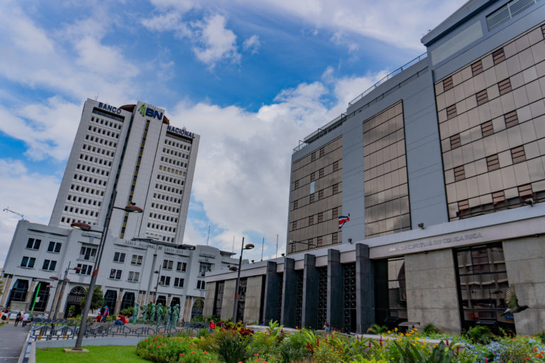 FMI critica intervención del Banco Central en el mercado cambiario y advierte sobre riesgos financieros