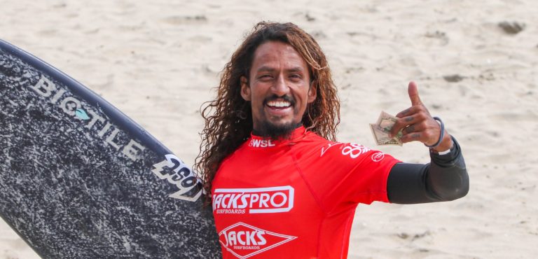 Surfista costarricense Cali Muñoz clasifica a octavos de final en el Ericeira Pro de Portugal