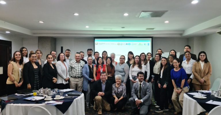 Costa Rica impulsa diálogo nacional contra contaminación plástica