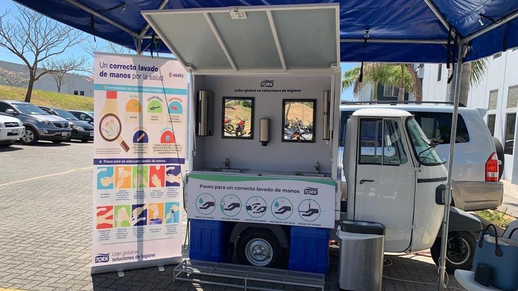 Imagen principal del artículo: Essity dona carrito de lavado de manos a Chepe se Baña para acercar la higiene a personas vulnerables