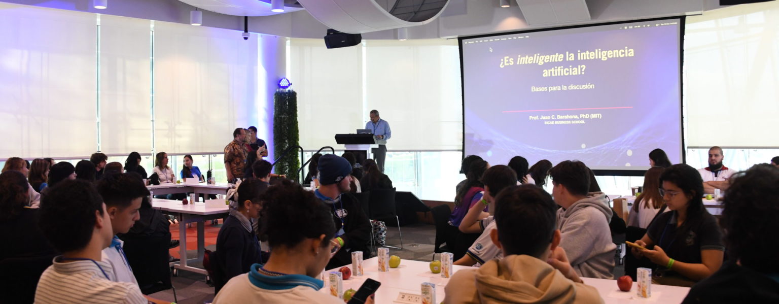 Imagen principal del artículo: Estudiantes de Bachillerato Internacional de colegios públicos y privados exploraron el impacto de la Inteligencia Artificial en el entorno corporativo
