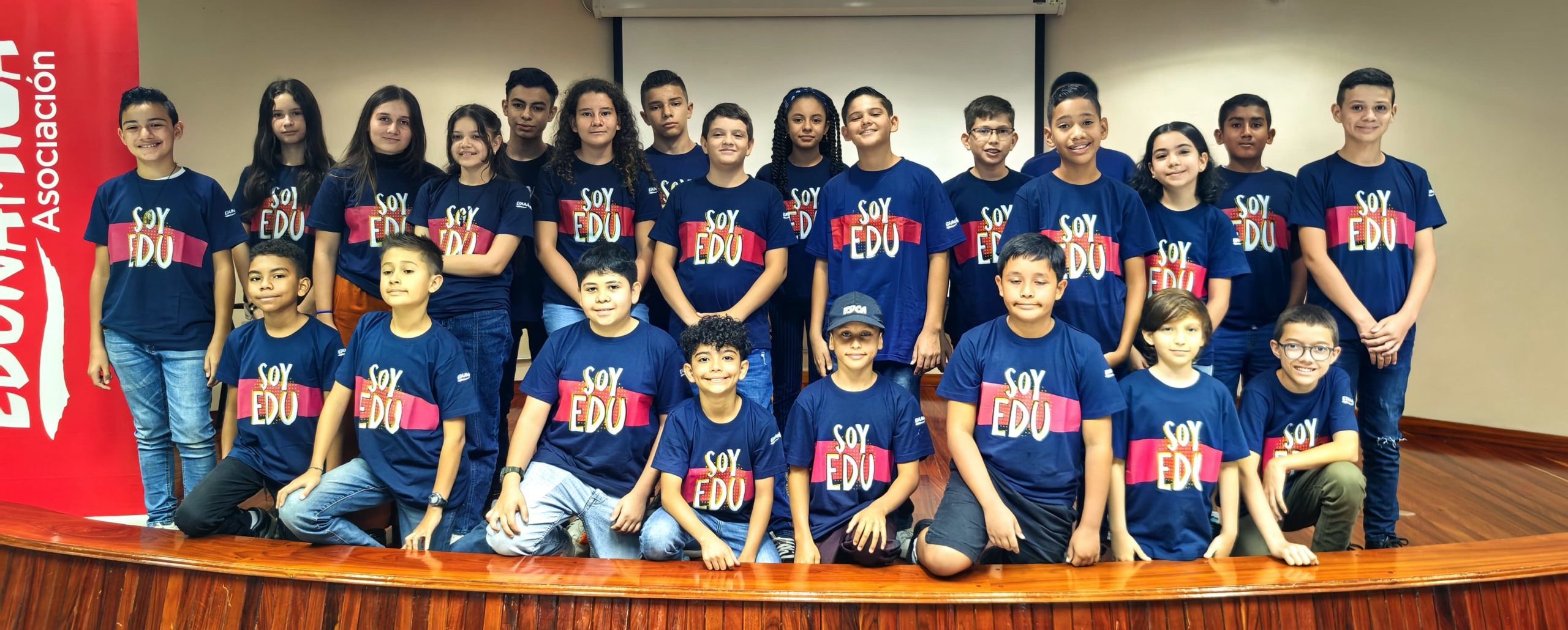 Imagen principal del artículo: Edunámica abre convocatoria para otorgar 30 becas a estudiantes destacados en diversas áreas